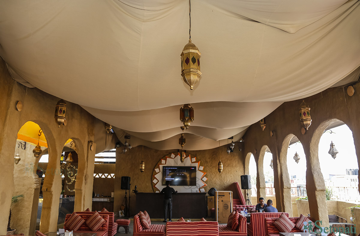 काठमाडौंको ठमेलमा रहेको मजाज मेडिटेरियन फुड एन्ड सिसा लाउन्ज। तस्बिरः नवीनबाबु गुरूङ/सेतोपाटी